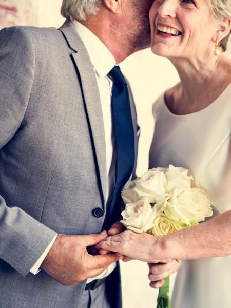 Senior wedding couple sharing a kiss.